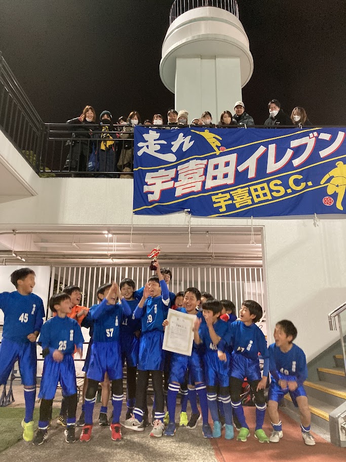 練習を見守る保護者と子どもたち